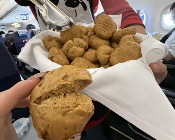 鼎牛配资 馒头惹谁了？川航发馒头被骂，网友：这波我站航空公司！