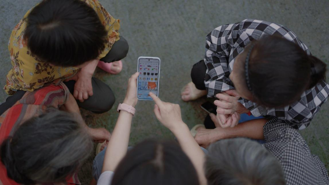 在重庆云阳县，返乡女孩李春花教村中老人使用拼多多，体验现代生活的便利