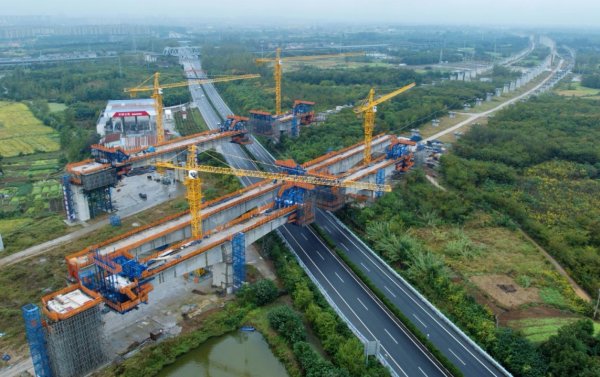 股市配资 宁淮左线六合特大桥跨205国道连续梁合龙
